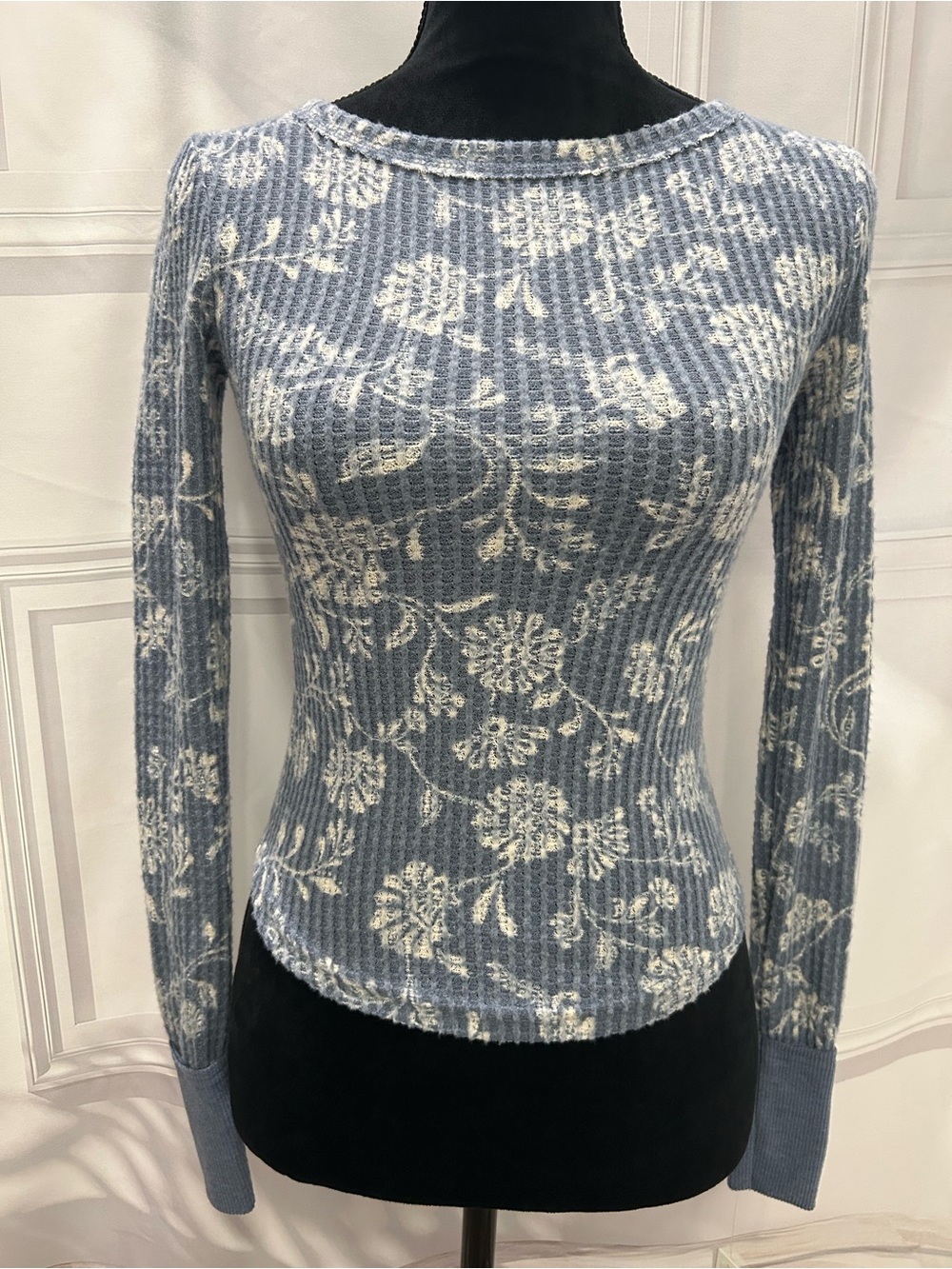 Wallflower Women’s Blue and White Floral Ribbed Long-Sleeve Top XXS EUC